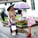 Princess Ingrid Alexandra is greeted by head teacher Else Beitnes Johansen. (Photo: Stian Lysberg Solum / Scanpix)